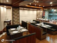 Khu vực ghế ngồi tại Hotel Ratna Villa Inn