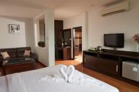 Postel nebo postele na pokoji v ubytování Rhienchai Place Hotel