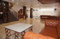 vestíbulo con mesa y silla de cuero en Hotel Royal Rosette with free Wi-Fi Near New Delhi Railway Station, en Nueva Delhi