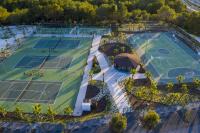 Tenis alebo squash v ubytovaní Precioso piso de 3 dormitorios en las Colinas alebo jeho okolí