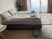 Łóżko lub łóżka w pokoju w obiekcie NEW, BEAUTIFUL APT WITH PARKING IN BEST LOCATION!