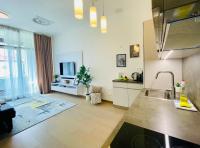 Kuchnia lub aneks kuchenny w obiekcie NEW, BEAUTIFUL APT WITH PARKING IN BEST LOCATION!