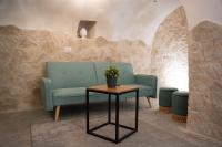 ラグーザにあるLues Roomsの青いソファーと鉢植えのテーブル