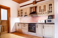 Kuchyň nebo kuchyňský kout v ubytování Villa Emausy