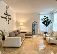 ein Wohnzimmer mit einer Couch und zwei Sesseln in der Unterkunft Miami Getaway Heated Pool Villa with Mini Golf &amp; BBQ in Miami