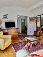 Televízia a/alebo spoločenská miestnosť v ubytovaní Villa Rava Hotel & restaurant