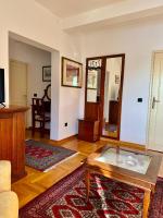Televízia a/alebo spoločenská miestnosť v ubytovaní Villa Rava Hotel & restaurant