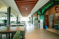 Vonwelt Nature Farm في Ilog: مطعم به طاولات وكراسي في غرفة