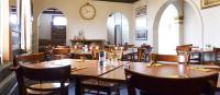 Un restaurante u otro lugar para comer en Railton Hotel - heritage pub accommodation