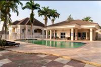 Bazén v ubytování Adhan Apartments nebo v jeho okolí