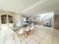 Posedenie v ubytovaní Villa Amorio a spacious modern getaway with a private heated pool & Sea Views