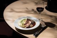 默恩达尔Best Western Plus Åby Hotel的桌上的一小块食物,加上一杯葡萄酒