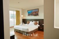 Postel nebo postele na pokoji v ubytování Rhienchai Place Hotel