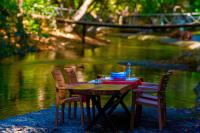 Výhled na řeku, která protéká v blízkosti rezortu