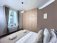 Łóżko lub łóżka w pokoju w obiekcie Cosy Hideaway Near Montparnasse