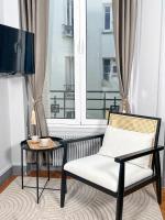 Telewizja i/lub zestaw kina domowego w obiekcie Cosy Hideaway Near Montparnasse