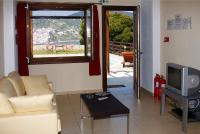 Televízia a/alebo spoločenská miestnosť v ubytovaní Porto Skopelos Villas