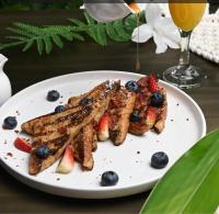 un piatto con pane francese e frutta su un tavolo di Bliss Glamping SAS a El Peñol