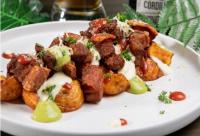 un piatto bianco con del cibo su un tavolo di Bliss Glamping SAS a El Peñol