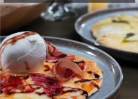 un piatto di cibo con un cucchiaio sopra una pizza di Bliss Glamping SAS a El Peñol