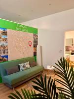 una sala de estar con un sofá verde y un mapa en Appartamento Eden Green, en Sulmona