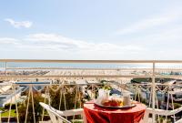 una mesa con plato de comida y vistas a la playa en Hotel Lungomare, en Cervia