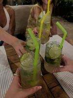 een groep mensen aan een tafel met drankjes bij Patron Hotel in Antalya