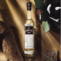 een fles wijn naast een plant bij Casa Bonita Hotel & Luxury Residence in Oaxaca City