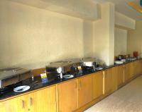 ムスーリーにあるLuxury Inn by Stotrak Hotelsのキッチン(長いカウンター付)