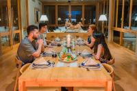 een groep mensen die rond een tafel zitten bij The Coast Sri Lanka, Bentota in Bentota