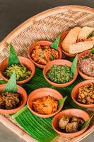 een dienblad met verschillende soorten voedsel op een tafel bij The Coast Sri Lanka, Bentota in Bentota