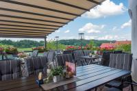 een patio met tafels en stoelen en uitzicht bij Hotel-Gasthof Huber in Ebersberg