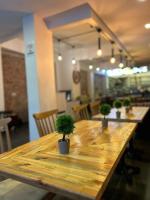 イスタンブールにあるIstanbul Taksim Istiklal Street CasaVilla Hotelの木製テーブル(鉢植えの植物付)