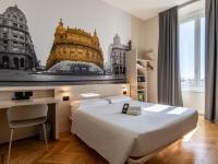 Una habitación de hotel con una cama grande y un escritorio. en B&amp;B Hotel Genova Principe, en Génova