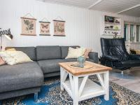 Posezení v ubytování 5 person holiday home in Hemmet-By Traum