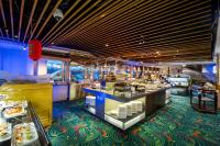 Un restaurante con una línea de buffet con comida. en Metropark Hotel Kowloon, en Hong Kong