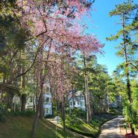 ein Haus inmitten einer Straße mit Bäumen in der Unterkunft Lan Anh Villas Resort in Da Lat