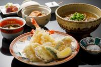 TAKITEI Riverside Onsen ーA Hidden Ryokan in Kanazawaー في كانازاوا: طبق من الطعام مع الشعرية وصحن من الشوربة