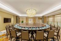 黄山市Huangshan Parkview International Hotel的大型会议室,配有大桌子和椅子