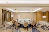 黄山市Huangshan Parkview International Hotel的有一张大桌子和椅子的会议室