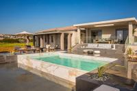 Bazén v ubytování Helios Luxury Villas Private and Superior nebo v jeho okolí