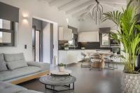 Posezení v ubytování Helios Luxury Villas Private and Superior