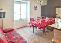 Telewizja i/lub zestaw kina domowego w obiekcie Villa spacieuse à Chandolas avec piscine privée