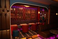 uma vista para um bar com mesas e cadeiras em Hotel Bosco em Kingston upon Thames