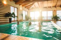 Bazén v ubytovaní Wellness Pension Waldhof alebo v jeho blízkosti