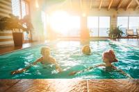 Bazén v ubytovaní Wellness Pension Waldhof alebo v jeho blízkosti