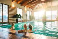 Bazén v ubytovaní Wellness Pension Waldhof alebo v jeho blízkosti