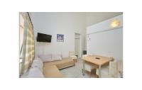 Televízia a/alebo spoločenská miestnosť v ubytovaní 1 Bedroom Nice Apartment In Saplunara