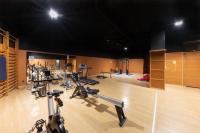 ein Fitnessstudio mit einem Haufen Laufbänder und Maschinen in der Unterkunft Hotel Guillem &amp; Spa in Encamp