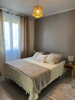 Łóżko lub łóżka w pokoju w obiekcie Villa climatisé avec piscine et jacuzzi